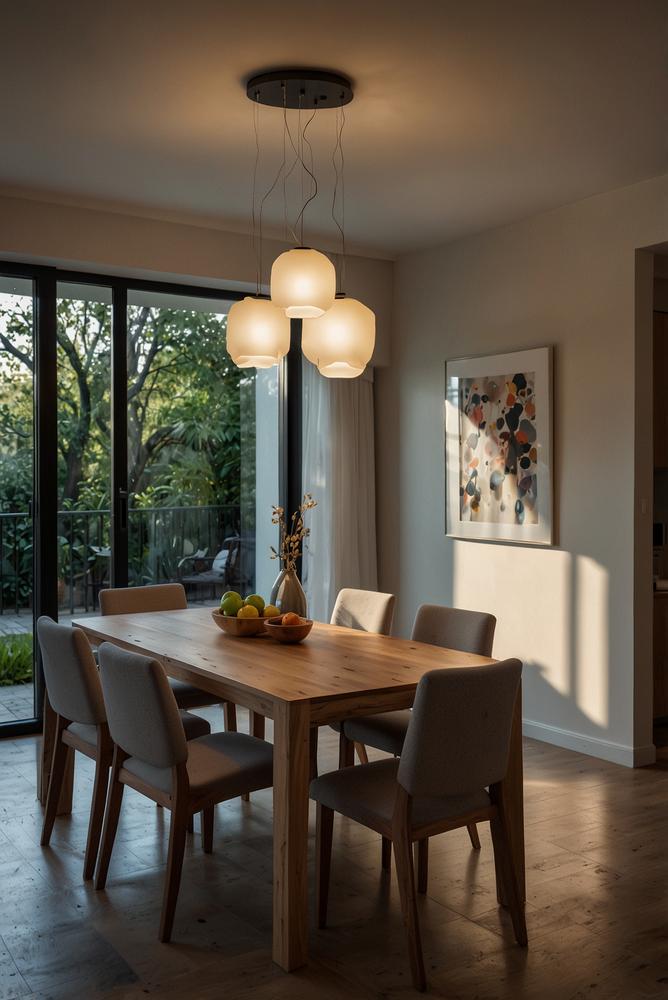 Helles Esszimmer mit stimmungsvoller Beleuchtung und dimmbarer Pendelleuchte