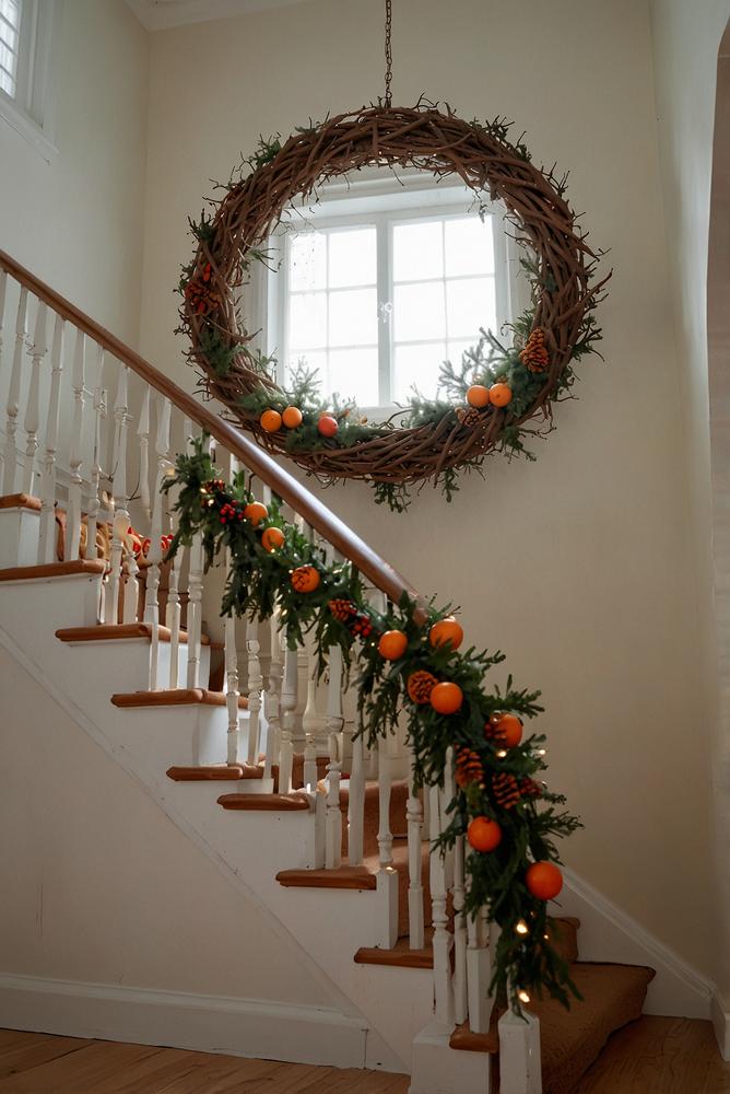 DIY-Zweigkranz im hellen Treppenhaus mit Weihnachtsdeko
