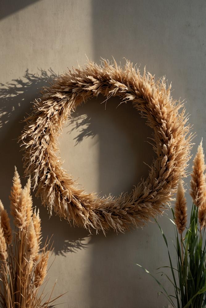 Minimalistischer Adventskranz aus getrockneten Gräsern in Naturtönen