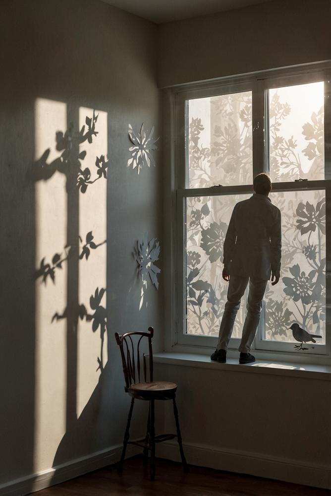 Fenster mit Papier-Silhouetten und Schattenspielen hell und freundlich