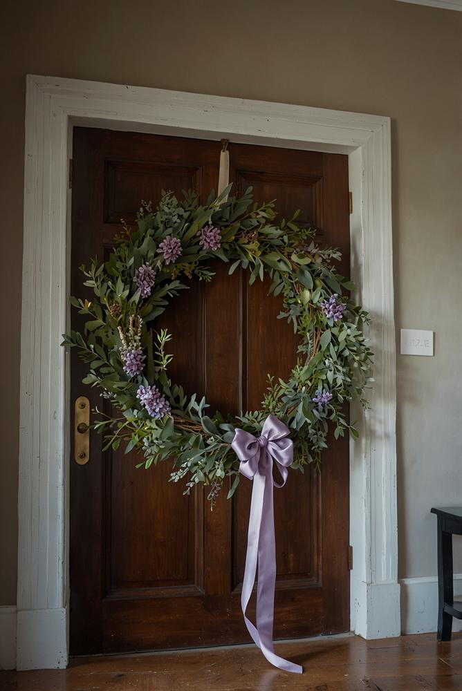 Türkranz Landhausstil mit Lavendel und Eukalyptus in hellem Eingang