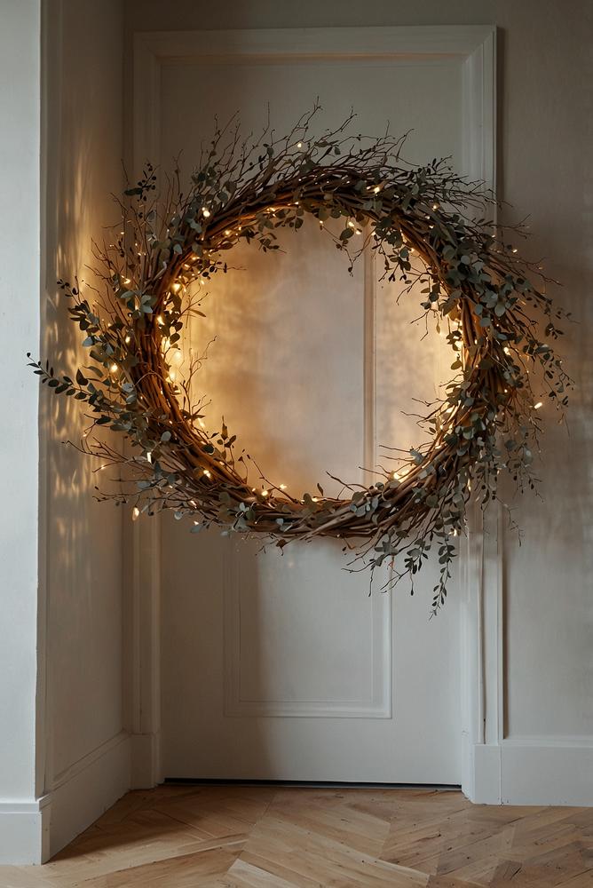 Helle weihnachtliche Wohnungsdeko mit leichtem Türkranz