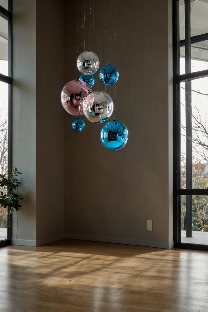 Helle, allergikerfreundliche Kugeldekoration ohne Tannengrün