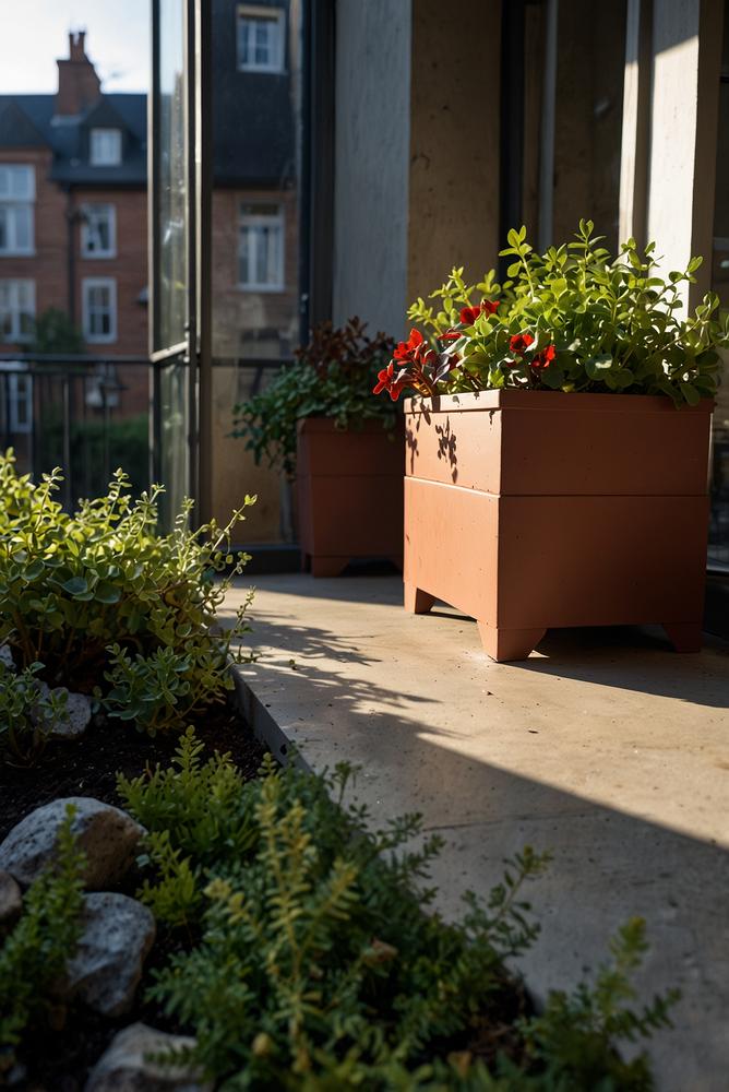 Heller Mini-Garten auf Fensterbank und Balkon im Winter