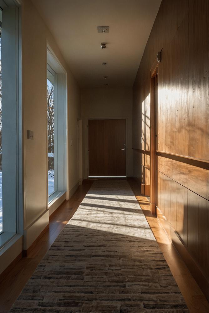 Moderner winterlicher Flur mit beheizbarer Fußmatte und Schuhregal