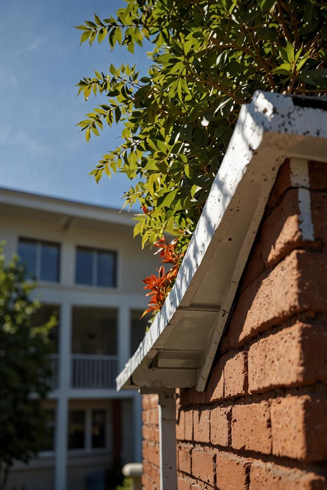 helle sonnige Aufnahme von Dachrinnen nach Winterstürmen