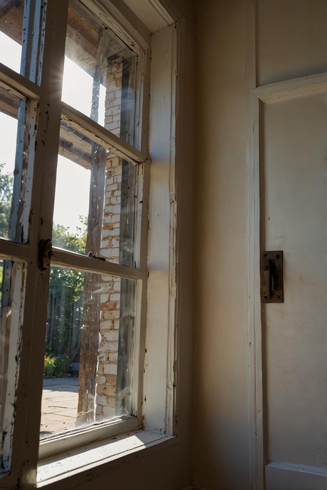 Helles Fenster mit intaktem Glas und Innenbeschlag