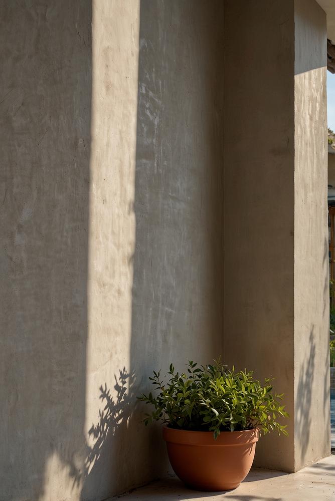 Hausfassade mit Rissen und Salzausbluehungen nach dem Winter