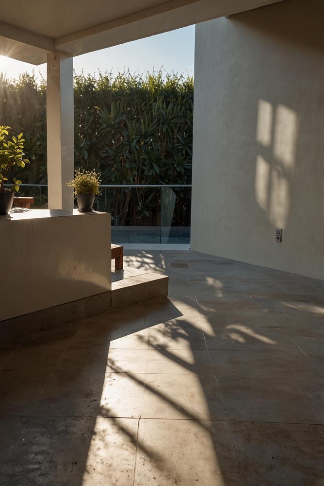 Heller Balkon mit Terrasse und wasserdichter Abdichtung nach dem Winter