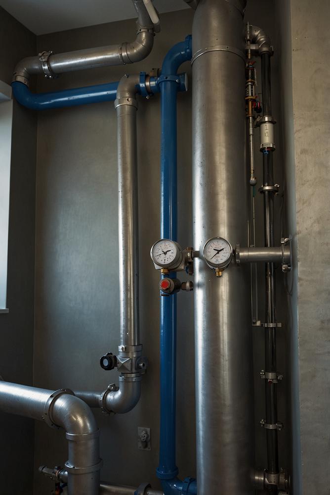 Drucktest an Wasserleitungen im Haus nach Winter