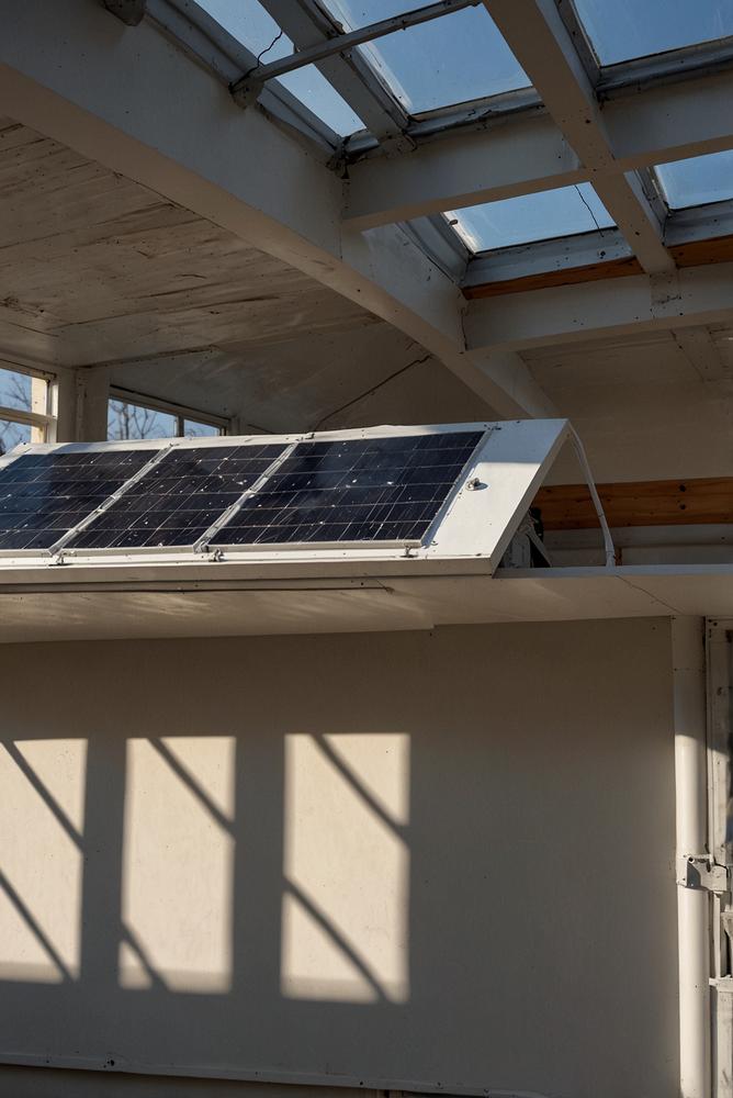 Dach mit Solarpaneelen und Lüfterbefestigungen im Sonnenlicht